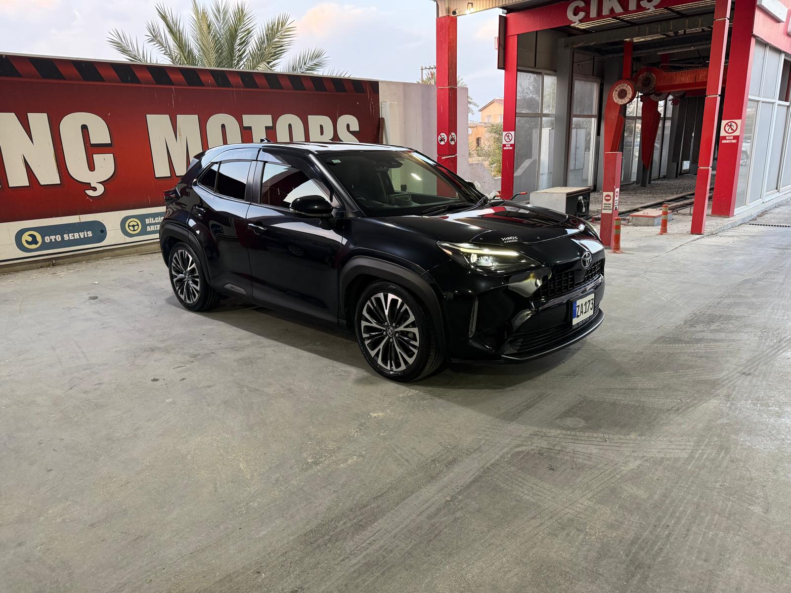 SİYAH TOYOYA YARİS CROSS 2021